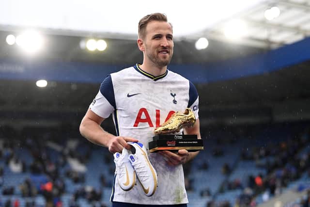 LEICESTER, ENGLAND - MAY 23: Harry Kane of Tottenham Hotspur poses with the Coca-Cola Zero Sugar Golden Boot Winner award following his team's victory in the Premier League match between Leicester City and Tottenham Hotspur at The King Power Stadium on May 23, 2021 in Leicester, England. (Photo by Laurence Griffiths/Getty Images)