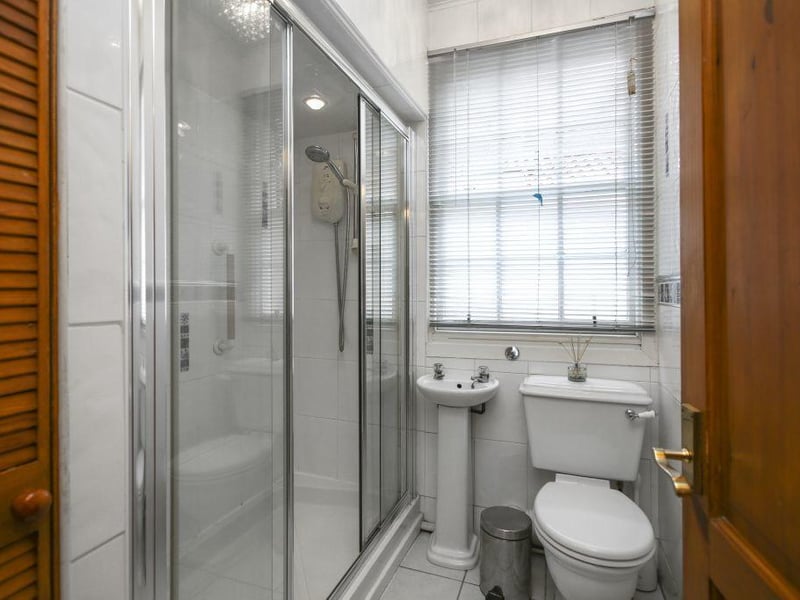 Shower room.