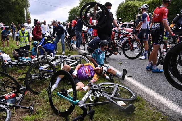 The entire pelaton came crashing down after a spectator reached out into the road with a placard (Photo: Getty Images)