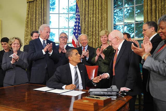 Frank Kameny (R) with President Barack Obama.