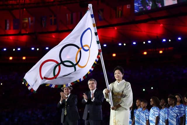 Mayor of Rio de Janeiro Eduardo Paes, IOC President Thomas Bach and Governor of Tokyo Yuriko Koike take part in the Flag Handover Ceremony during the Closing Ceremony of the Rio 2016 Olympic Games (Photo: Cameron Spencer/Getty Images)