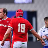 Alun Wyn Jones of Wales gives his team instructions during the Guinness Six Nations match between France and Wales at Stade de France.